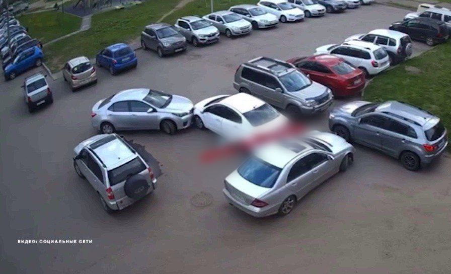 В Ярославле водитель легковушки въехал в несколько припаркованных машин