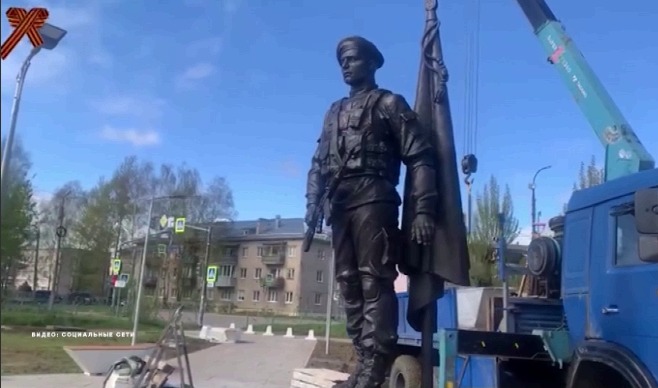 В Тутаеве установили новую скульптуру бойца с автоматом в руке