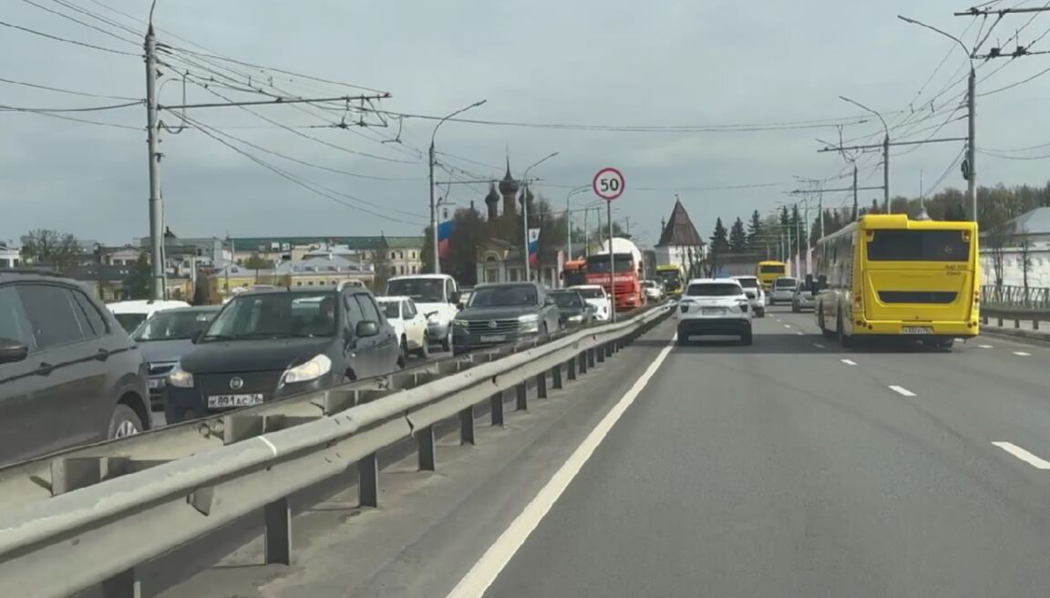 В Ярославле Московский проспект встал в огромную пробку