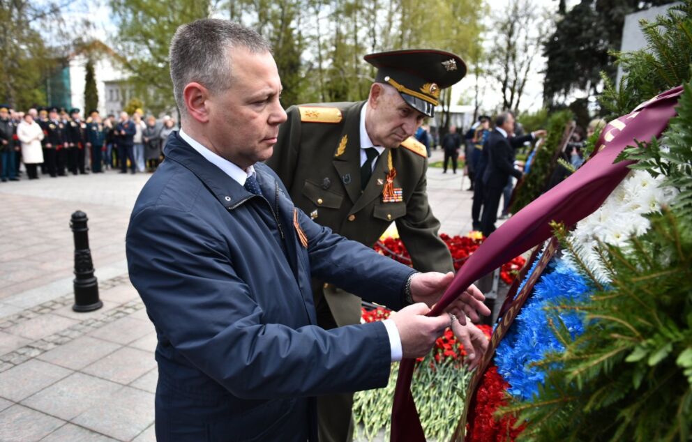 В Ярославле прошла церемония возложения цветов к «Вечному огню»