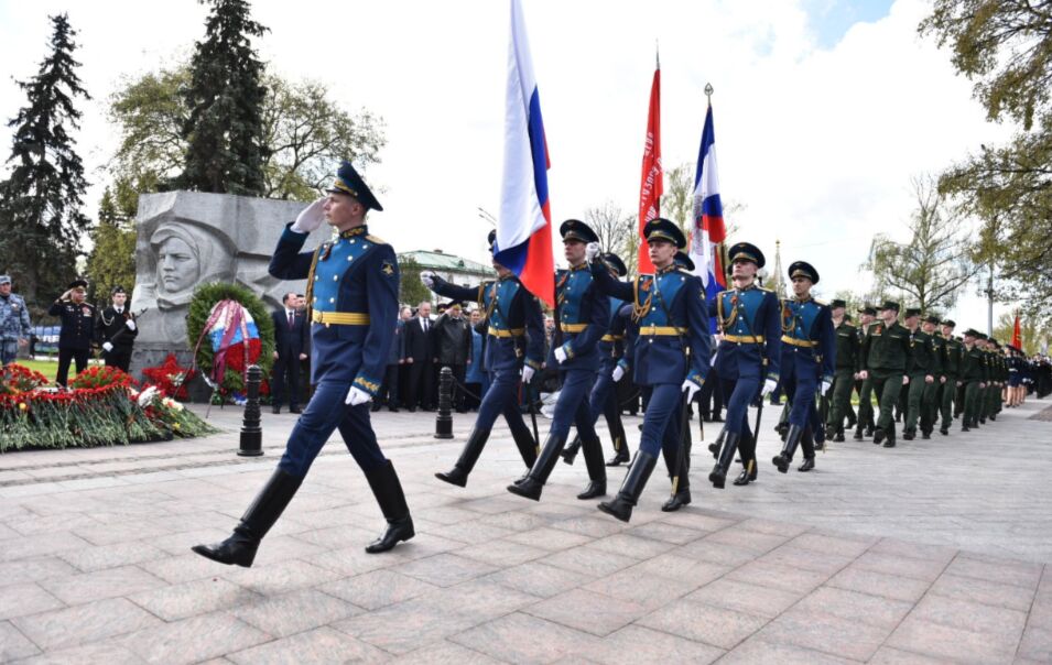 В Ярославле прошла церемония возложения цветов к «Вечному огню»