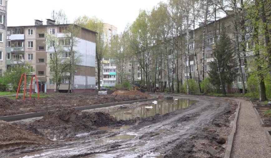 Подрядчик нашел решение проблемы: ярославцы забили тревогу из-за прерванного ремонта двора