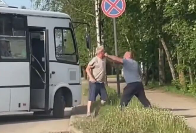 В сети появились кадры драки водителей после ДТП в Переславле-Залесском