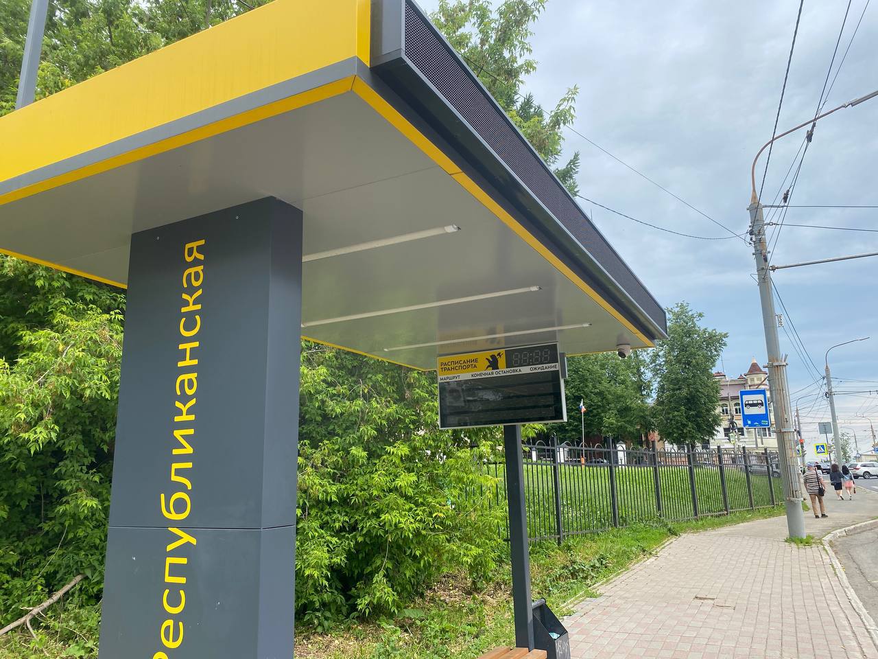 На новых остановках общественного транспорта Ярославской области установили информационные табло