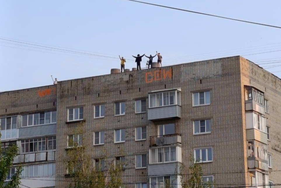 В Ярославле ищут вандалов, испортивших фасад многоэтажки