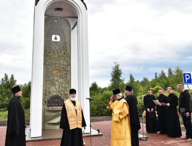 Восьмиметровую часовню открыли на месте гибели Сергея Пускепалиса в Ярославской области