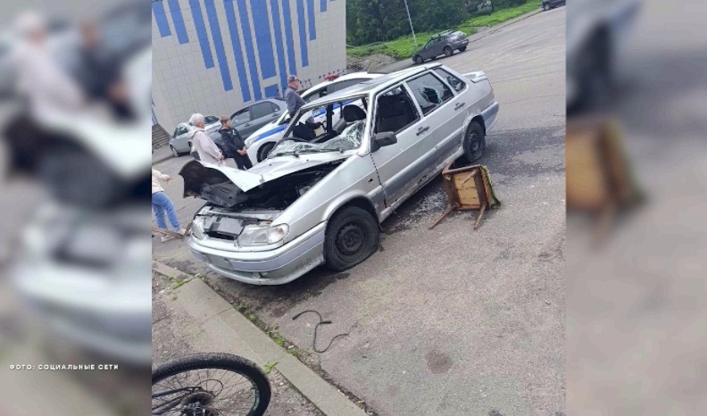 Танцевали, били по стеклам и прыгали на капоте: в Рыбинске группа вандалов разгромила машину