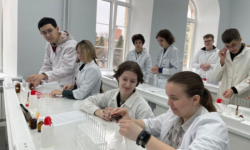 Химия и биология вошли в число популярных предметов ЕГЭ у ярославских учеников