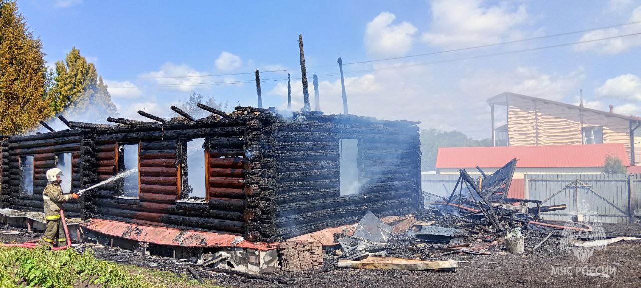 В Ростовском округе из-за холодильника сгорел дом