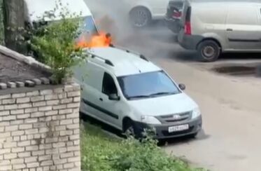 Во дворе жилого дома в Ярославле сгорел микроавтобус