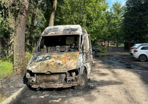 Во дворе жилого дома в Ярославле сгорел микроавтобус