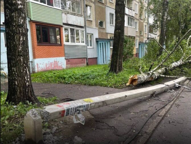 В Ярославле бетонный столб упал на ребенка