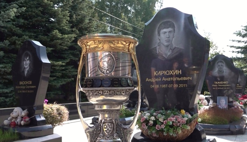 Нападающий ярославского «Локомотива» привез Кубок Гагарина на Леонтьевское кладбище