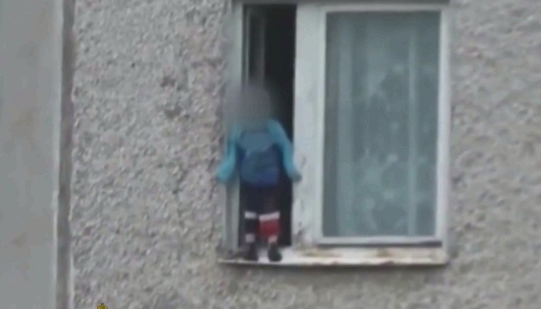 В Рыбинске 6-летний малыш выпал из окна