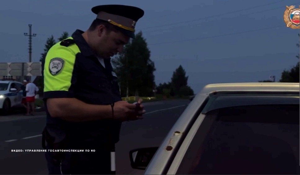 В Ярославской области пьяный байкер попытался скрыться от экипажей дорожной полиции