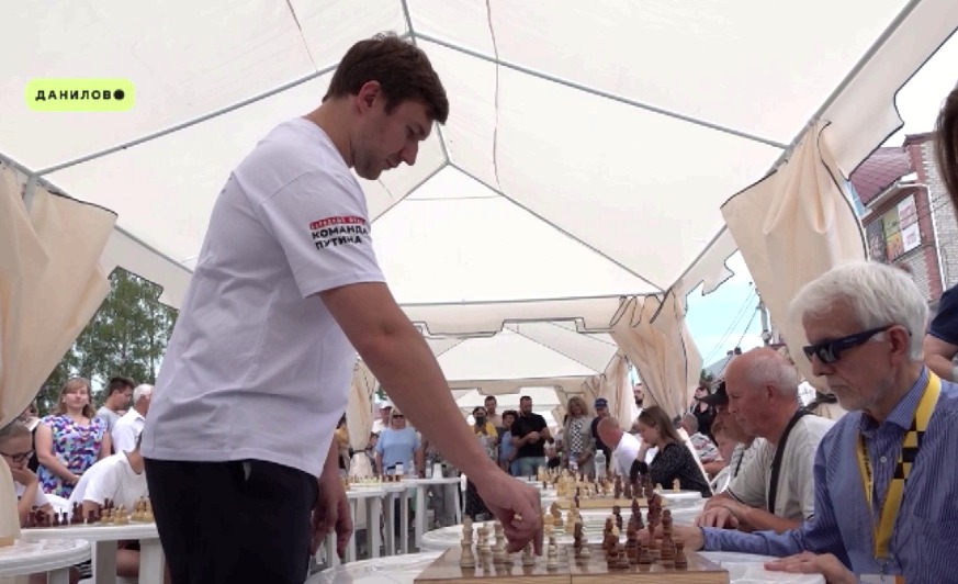 В Данилове чемпион мира по шахматам провел сеанс одновременной игры сразу на 15 столах