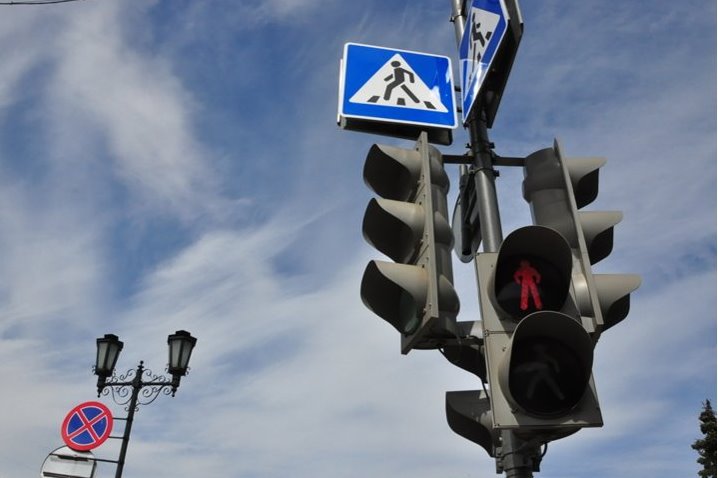 До конца года на проспекте Машиностроителей модернизируют четыре светофора